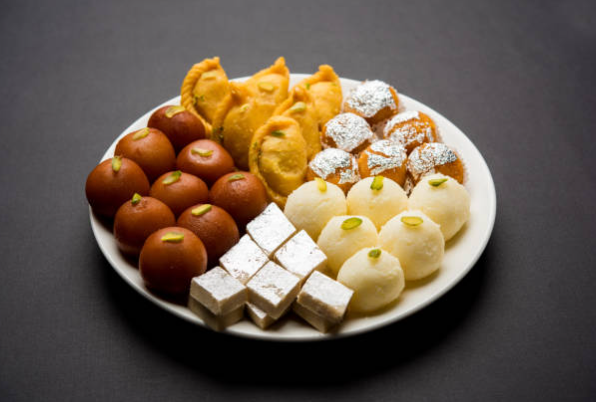 रक्षाबंधन स्पेशल मिठाई की थाली की तस्वीर